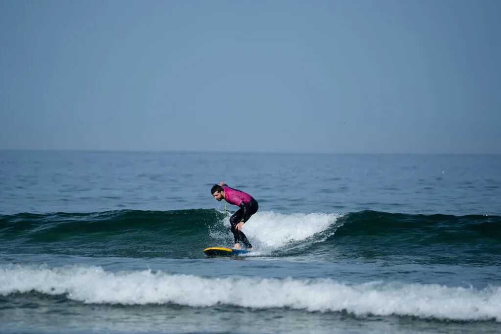 An Ondas Novas student going right in a beatiful wave while a surf lesson in Pantin