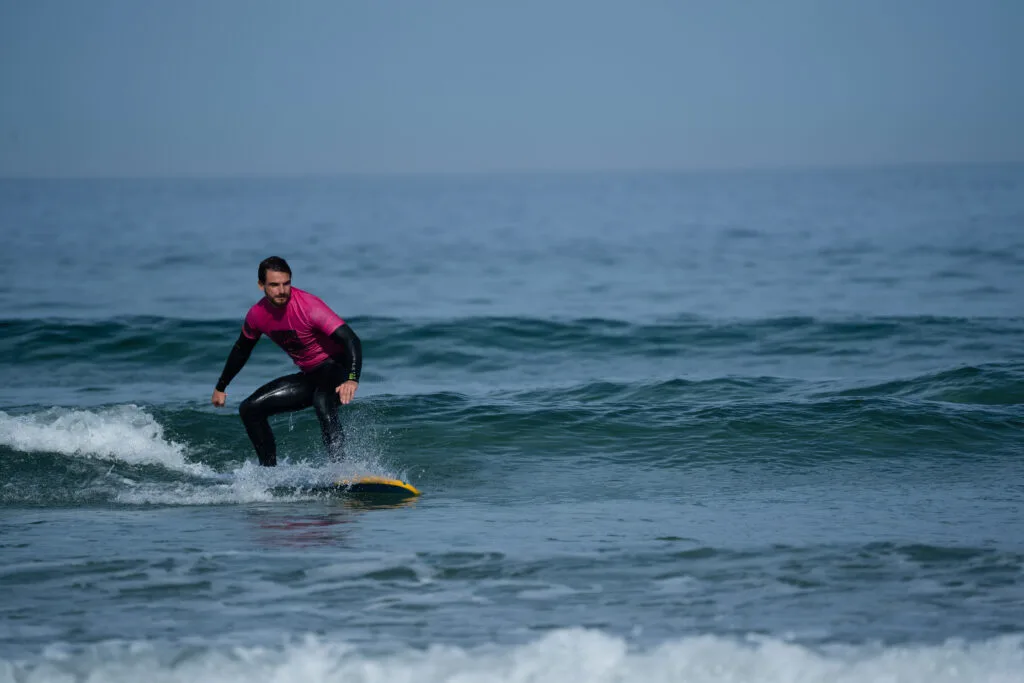 An Ondas Novas student going left in a beatiful wave while a surf lesson in Pantin