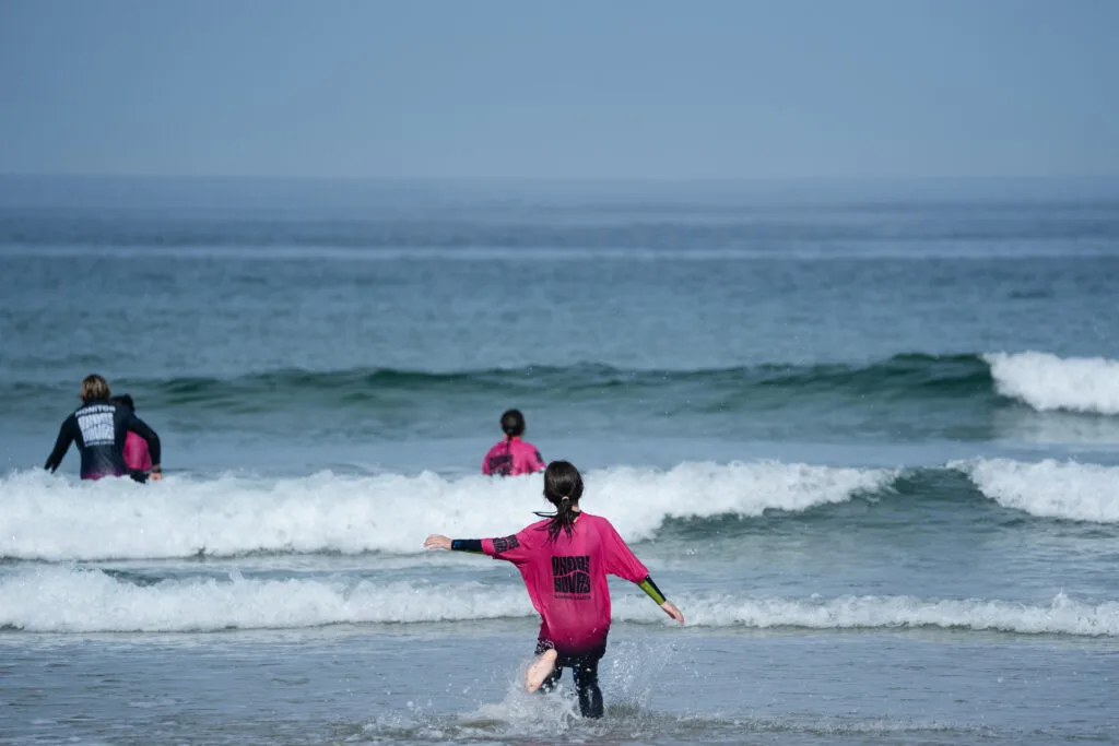 Our student running towards the beach during a surf lesson in Pantin