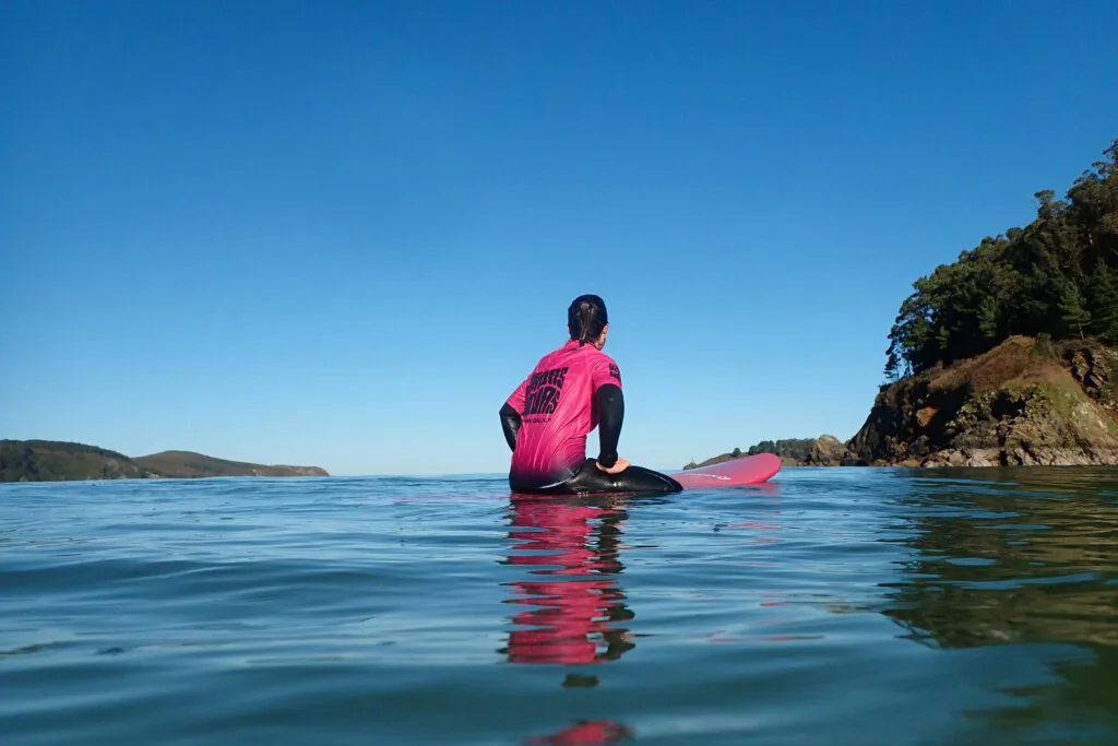 A Ondas Novas student waiting patiently for a wave