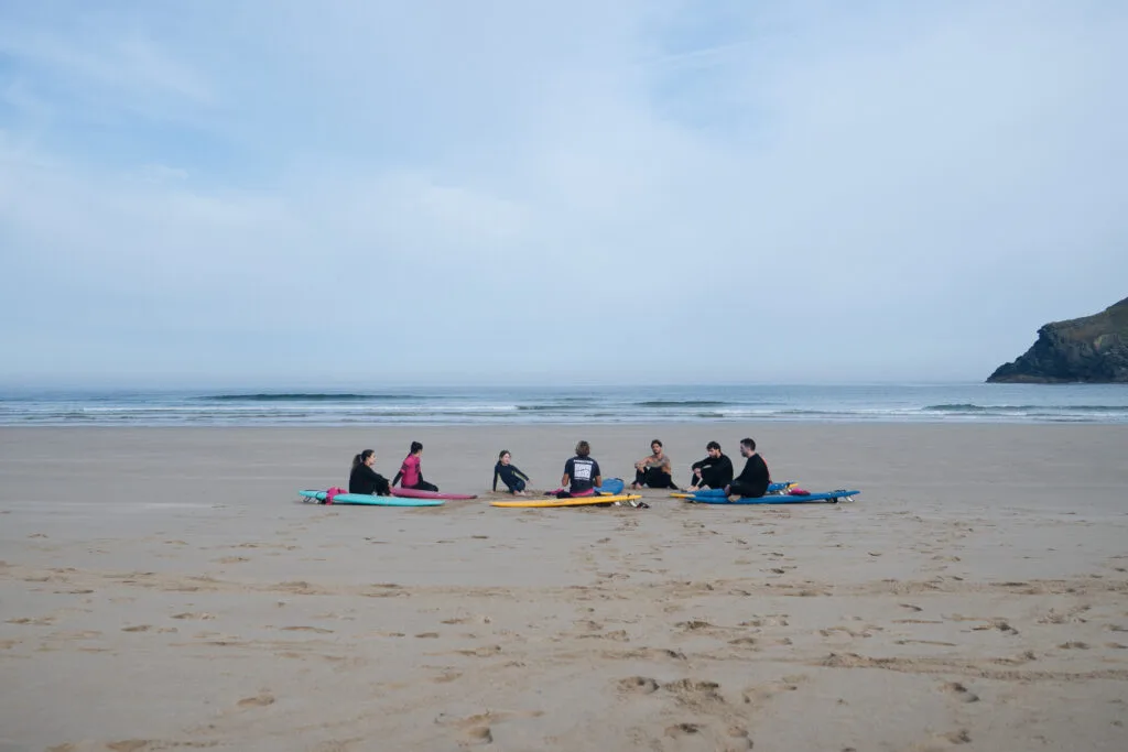 Our surfcoach with his students on the beach, starting the surflesson
