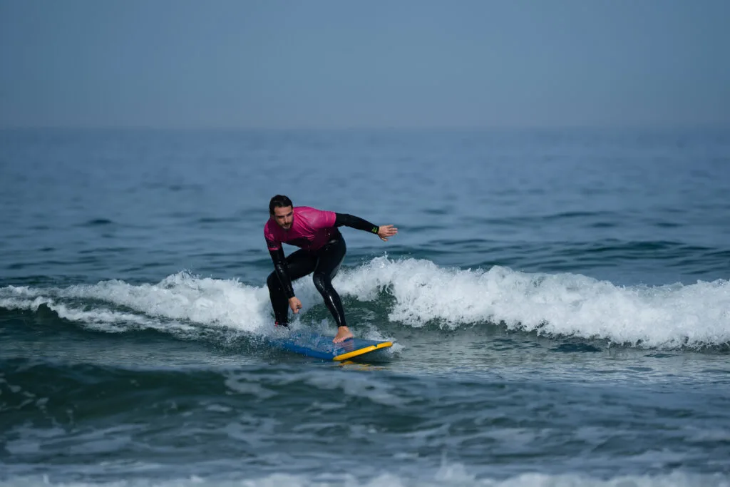 An Ondas Novas student going left in a beatiful wave while a surf lesson in Pantin