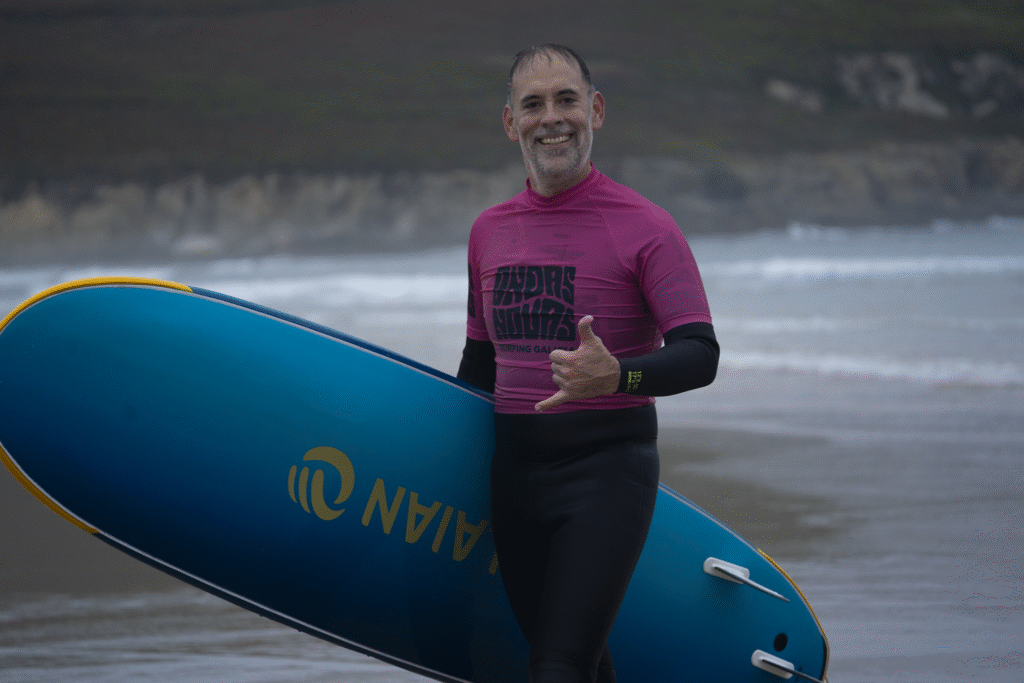 A student getting out of the water after having the best surf lesson in Pantin